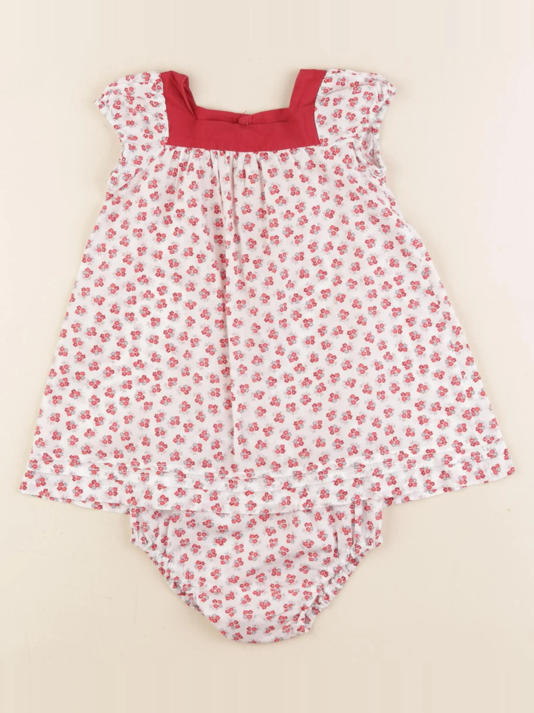 Robe rouge, blanc