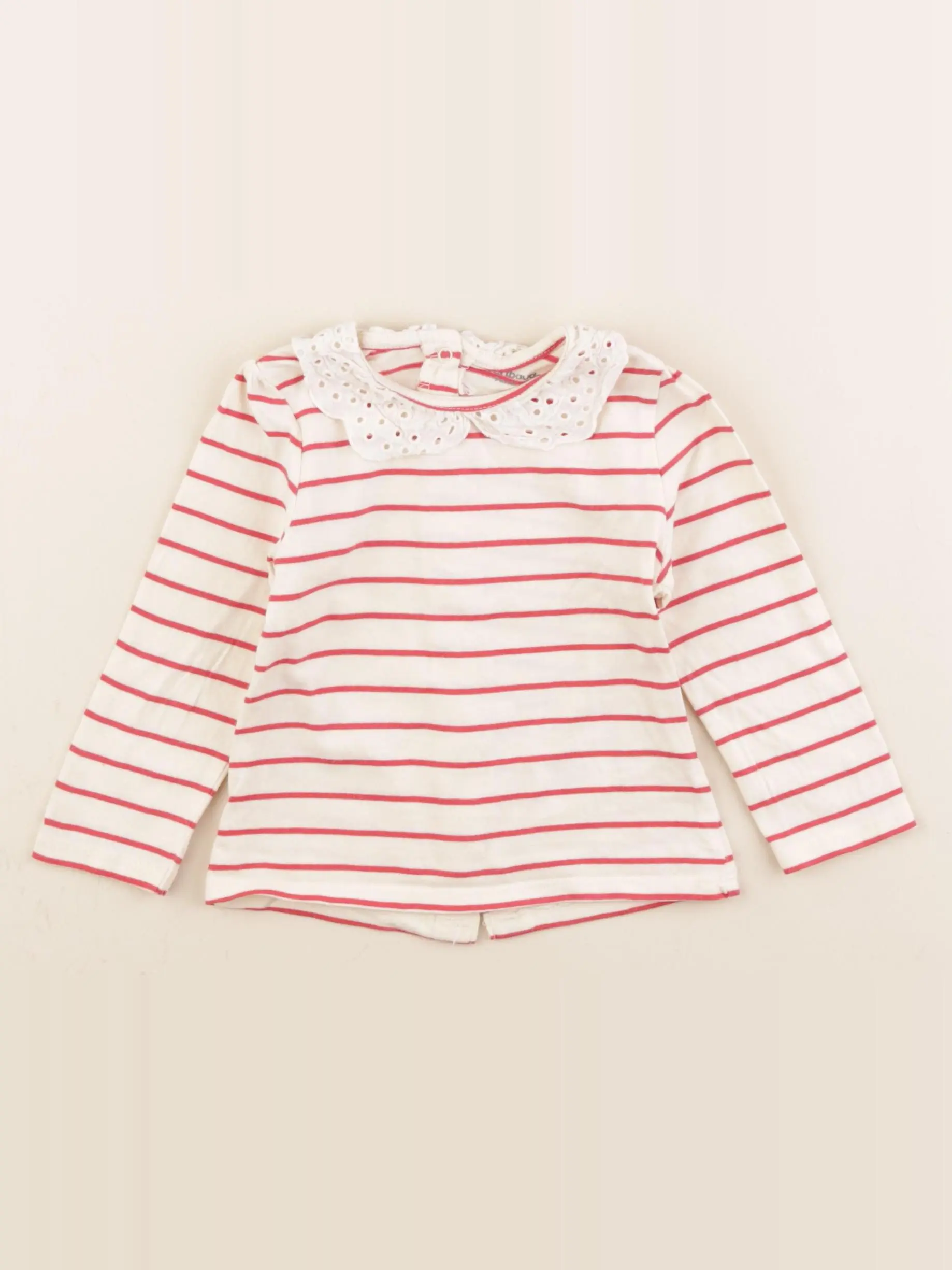 Tee-shirt rouge, beige