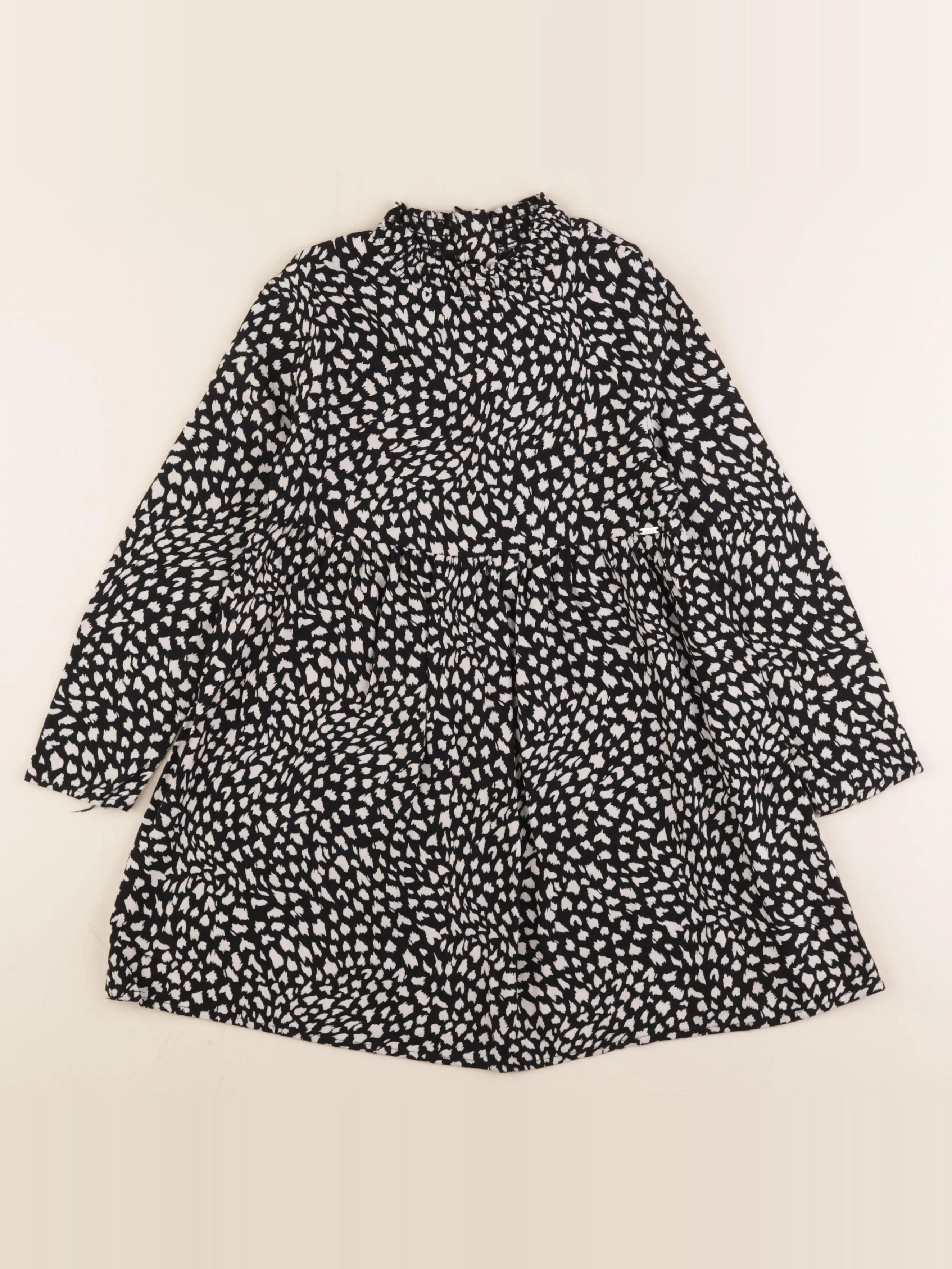 Robe noir, beige
