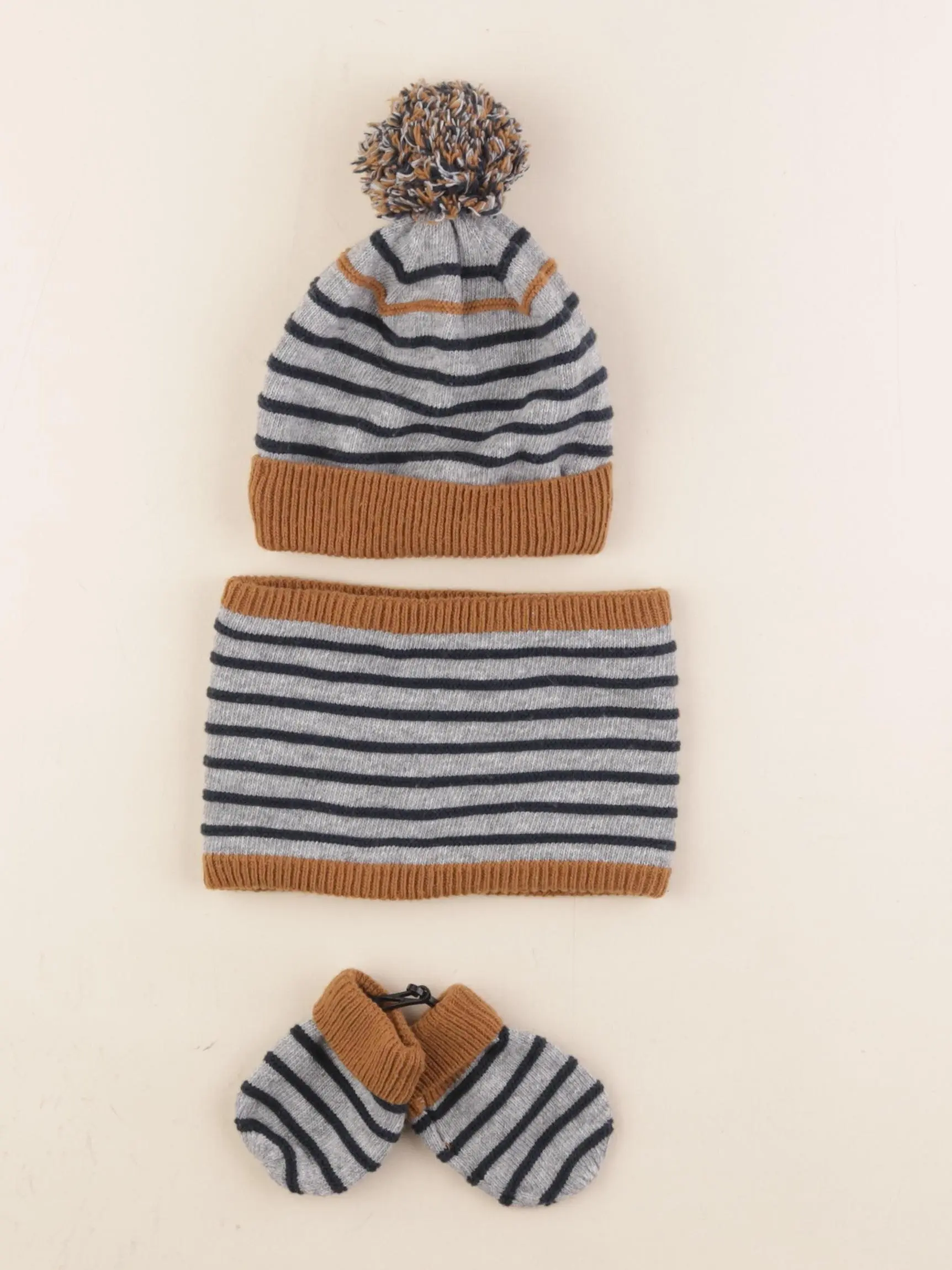 Ensemble bonnet/moufles/tour de cou gris, marron