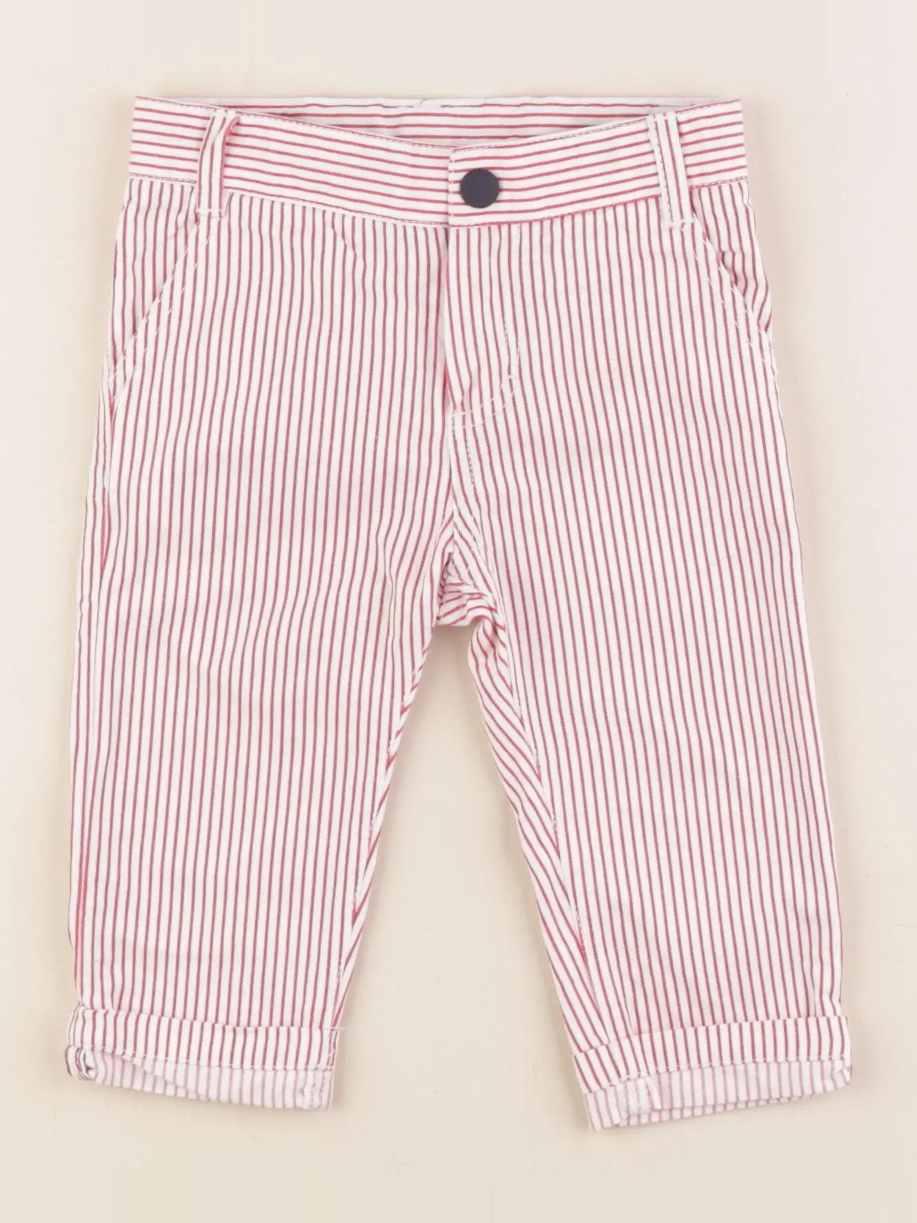 Pantalon beige, rouge