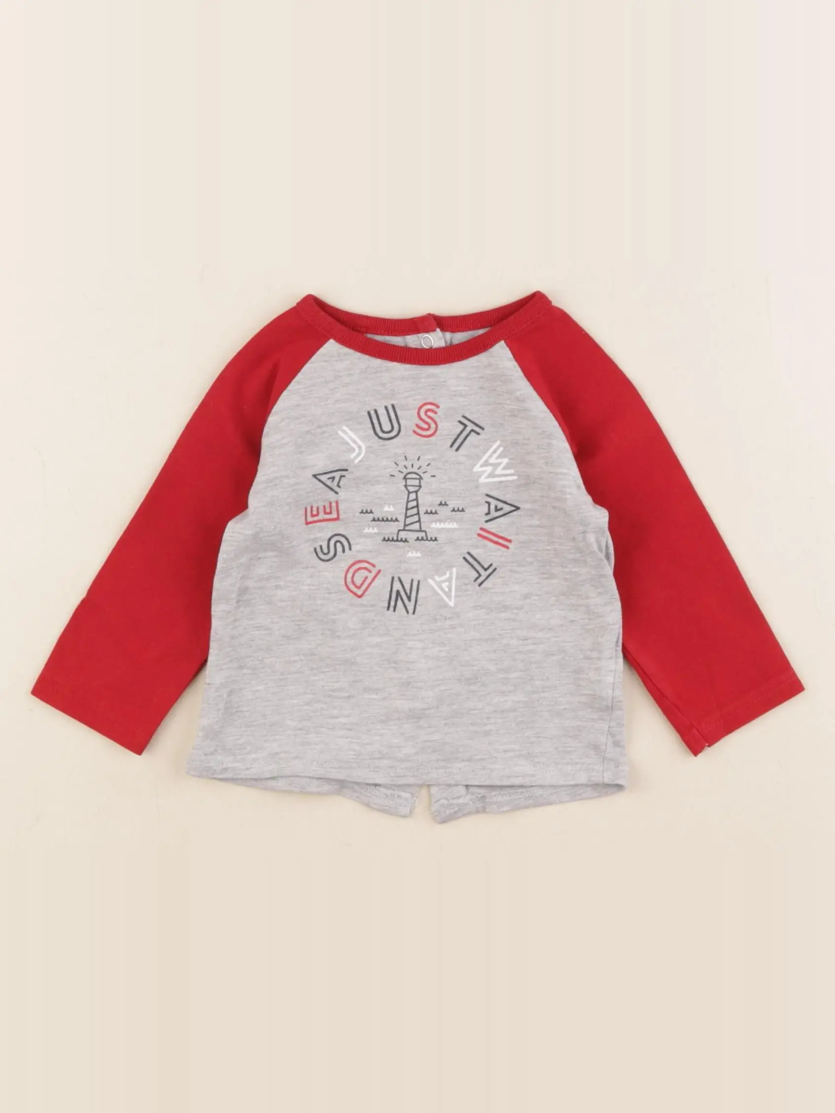 Tee-shirt gris, rouge