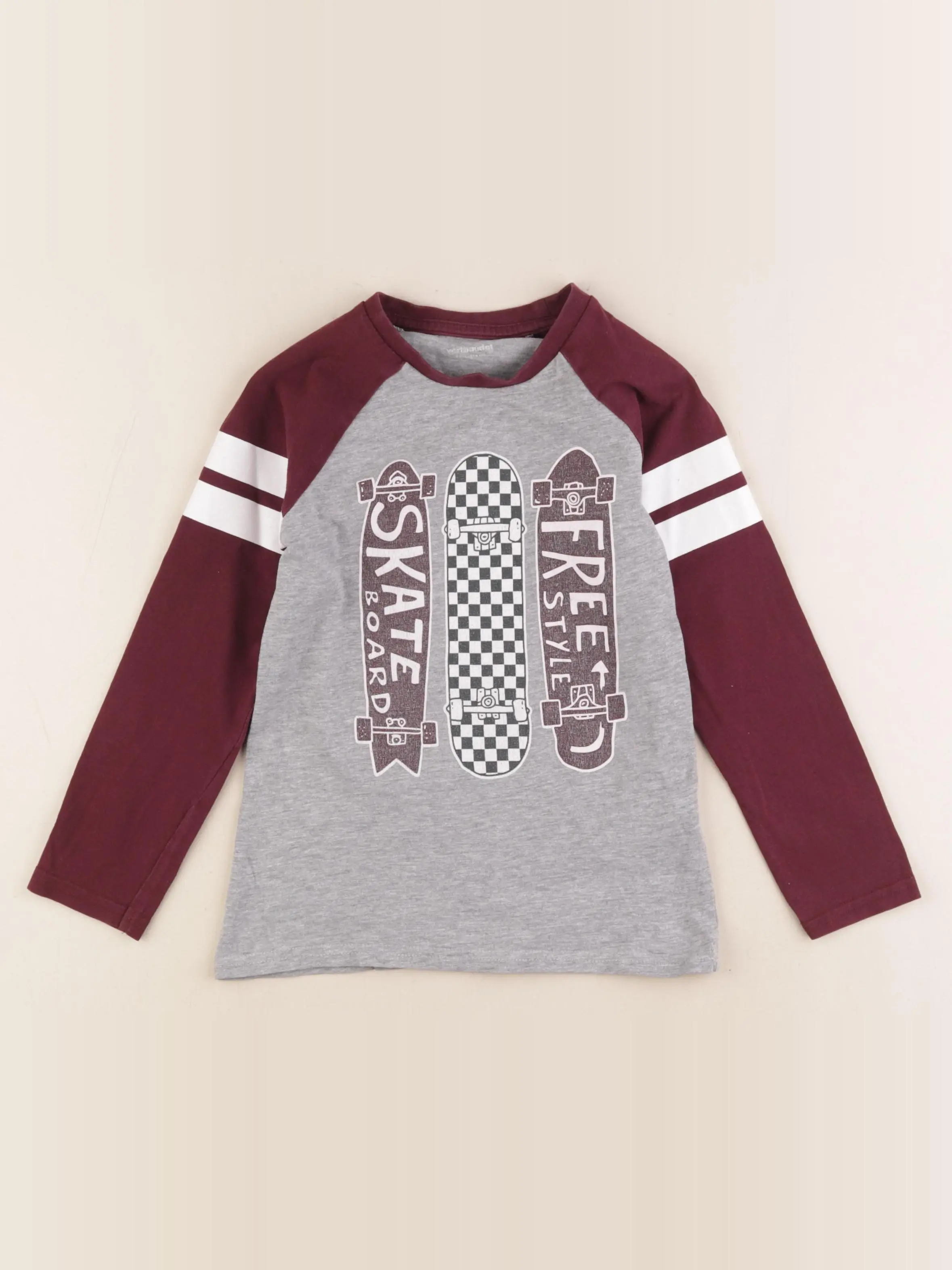 Tee-shirt gris, rouge