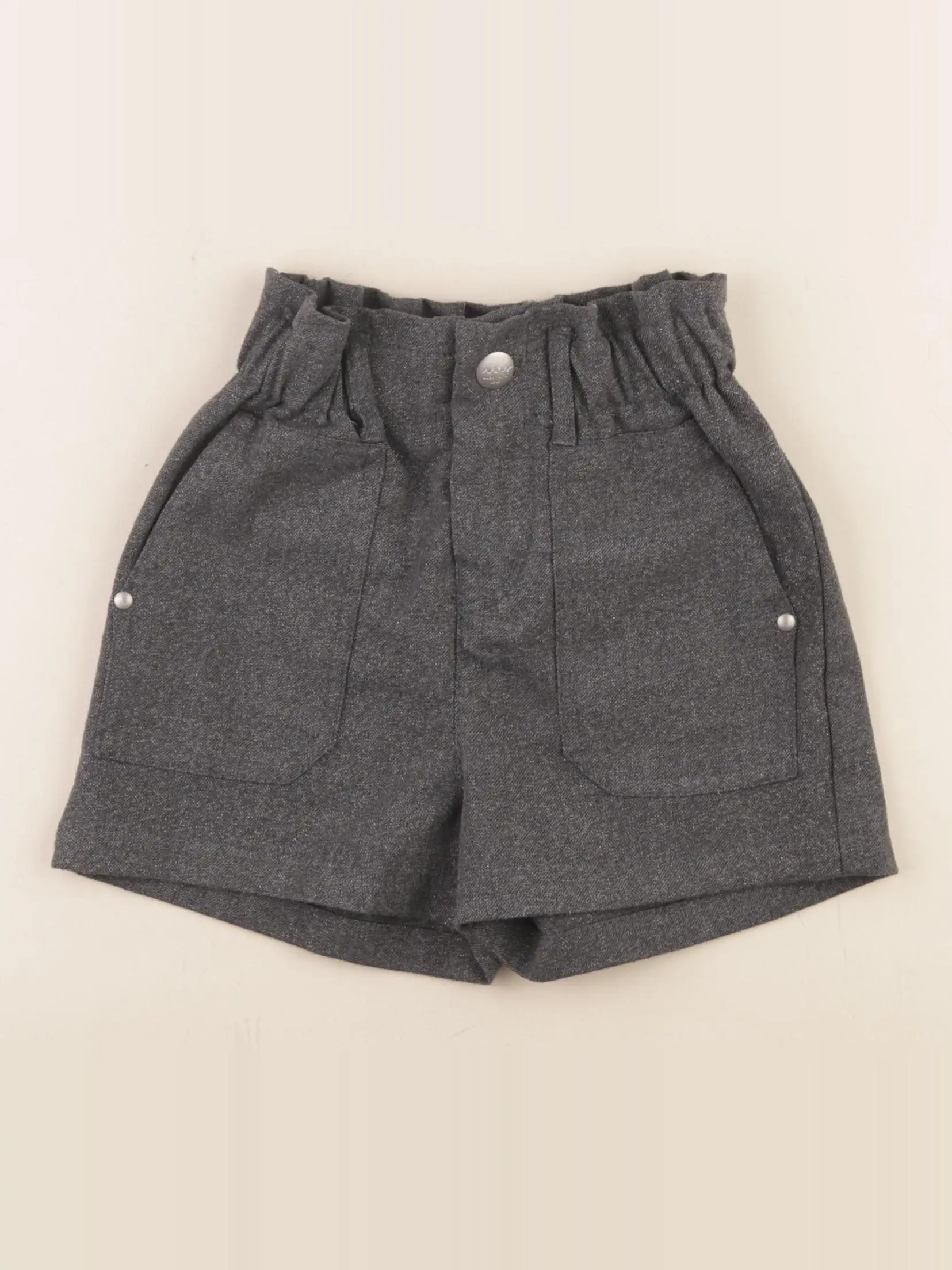 Short gris, argent