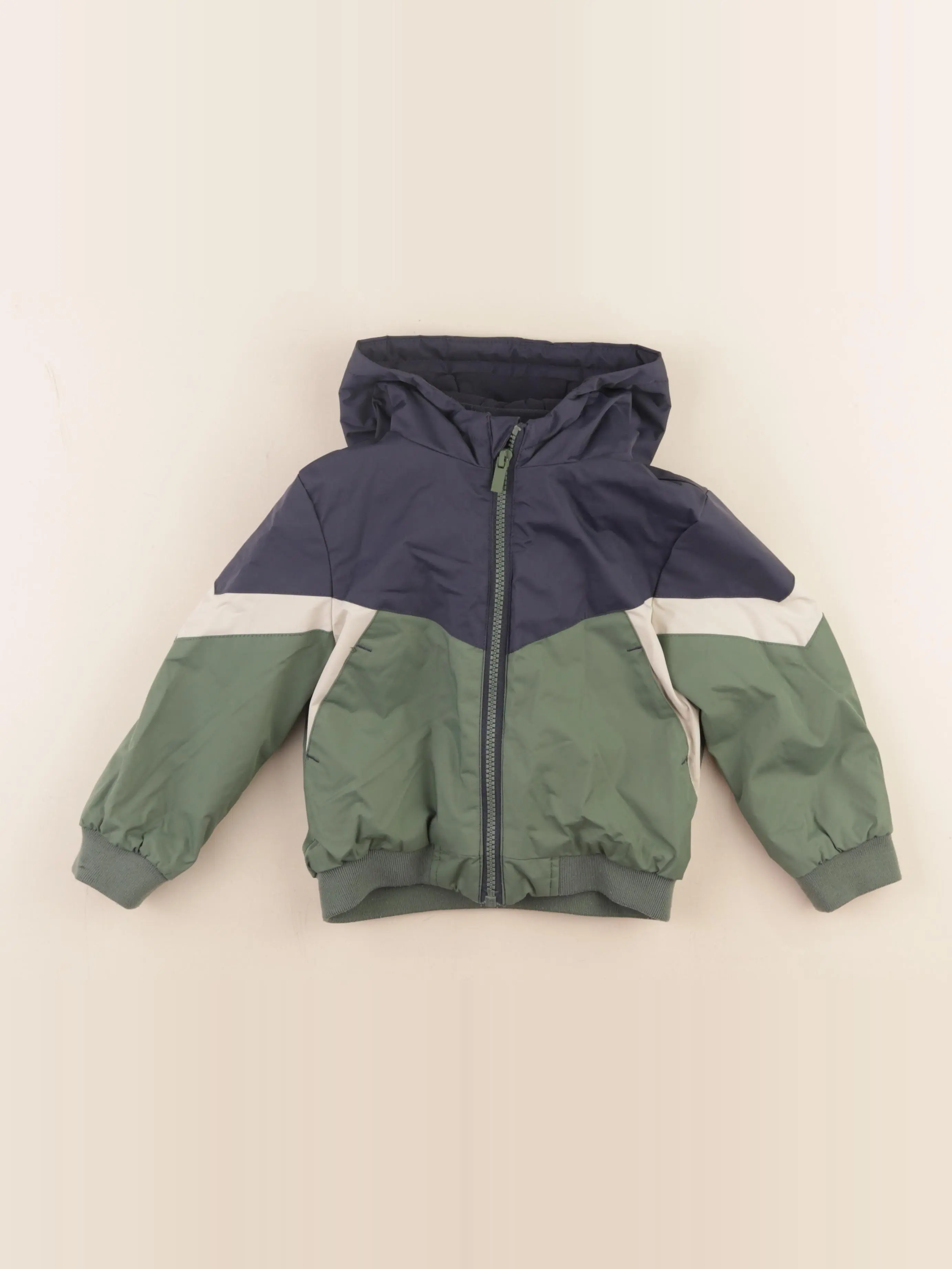 Imperméable bleu, vert
